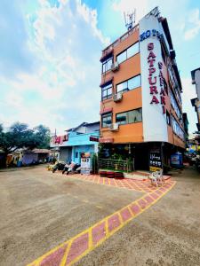 um edifício com um sinal na lateral em Hotel Satpura Safari em Pachmarhī