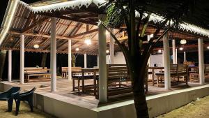 Restaurace v ubytování Vibes and Tides Beach Resort by Enlightened Vagabond