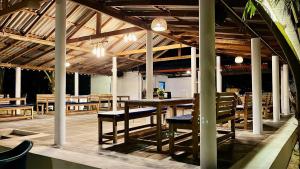 Restaurace v ubytování Vibes and Tides Beach Resort by Enlightened Vagabond