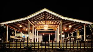 Restaurace v ubytování Vibes and Tides Beach Resort by Enlightened Vagabond