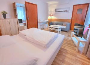 sypialnia z łóżkiem i salon w obiekcie City Hostel w Szczecinie
