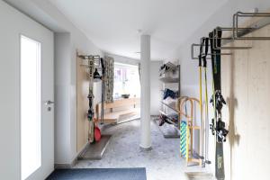 une chambre avec des skis et du matériel de ski. dans l'établissement Residenz Theresa, à Söll