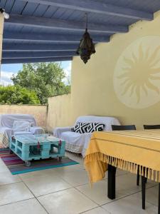 patio z dwoma łóżkami i stołem ze stołem sidx sidx sidx w obiekcie Maison de vacances avec piscine w mieście Chancelade
