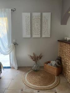een woonkamer met een tapijt op de vloer en een open haard bij Maison de vacances avec piscine in Chancelade