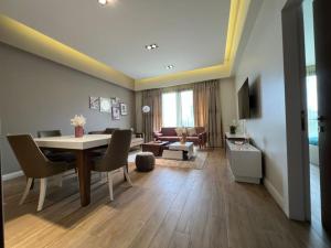 a living room with a table and chairs and a living room at WOW Property Accra the pearl in city in Accra