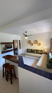 sala de estar con sofá y mesa en Residencial Villa Cris, en Bertioga