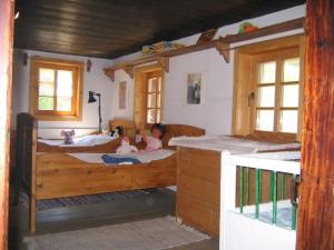 2 bambini in 2 letti in una camera di Romantisches Bauernhaus in 1100m Höhe zw Katschberg und Millstätter See 