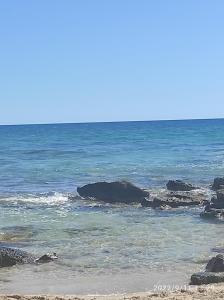 uma praia com algumas pedras na água em Casa Turistica LE SERVITE em Manduria