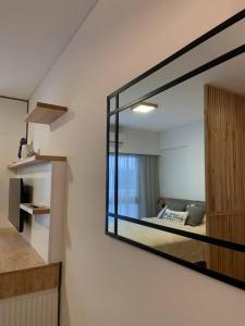 un espejo colgado en una pared de un dormitorio en Beautiful apartment in Paseo de la Cisterna en Buenos Aires