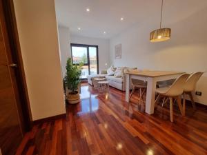 a living room with a table and a couch at 604B - Apartamento con garaje in Oviedo