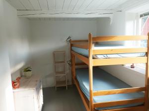 Divstāvu gulta vai divstāvu gultas numurā naktsmītnē Holiday house in Skane close to nature