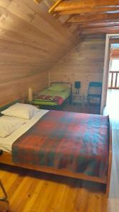 1 dormitorio con 2 camas en una cabaña de madera en gite de la butte aux oiseaux en Saint-Alban-sur-Limagnole