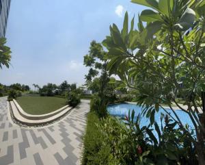 un complexe avec une piscine et des palmiers dans l'établissement Marivic's Place, à Manille