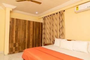 1 dormitorio con cama y cortina de madera en 2Bed Apartment Sleeps 4 - Parking Wifi, en Accra