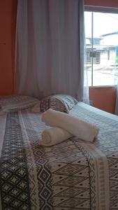um quarto com 2 camas e toalhas em Pousada Casa da Neuzita em Lençóis