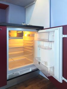 pusta lodówka z otwartymi drzwiami w kuchni w obiekcie suite with terrace in Milan naviglio pavese w Mediolanie