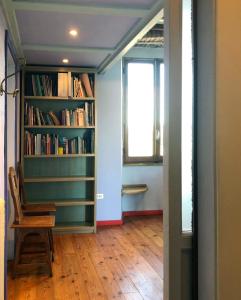 pokój z półką z książkami w obiekcie suite with terrace in Milan naviglio pavese w Mediolanie