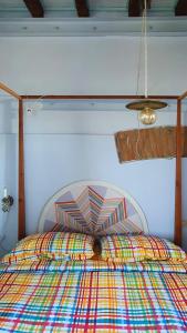 łóżko z kolorową kołdrą w sypialni w obiekcie suite with terrace in Milan naviglio pavese w Mediolanie