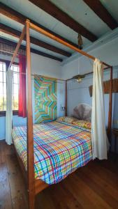 sypialnia z drewnianym łóżkiem z baldachimem w obiekcie suite with terrace in Milan naviglio pavese w Mediolanie