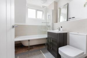 Koupelna v ubytování Charles Alexander Short Stay - Hove Suite + 9 fotografií