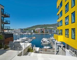 widok na przystań z łodziami w wodzie w obiekcie Modern apartment in the center of Bergen w Bergen