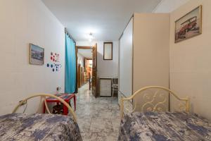 um quarto com uma cama e um corredor em Villa Gianna - Appartamento Toscano em Quartu SantʼElena