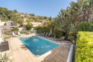 a swimming pool in the backyard of a house at Villa Cécile in Draguignan