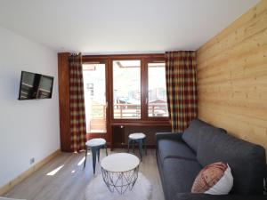 a living room with a couch and a table at Appartement Tignes, 2 pièces, 6 personnes - FR-1-502-290 in Tignes