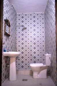 een badkamer met een wit toilet en een wastafel bij Greek Villa in Jerash