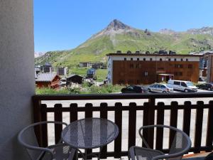 stół i krzesła na balkonie z widokiem na góry w obiekcie Studio aux Almes, Tignes Lac, proche pistes, 4 pers., balcon, casier à skis - FR-1-502-452 w mieście Tignes +2 zdjęcia