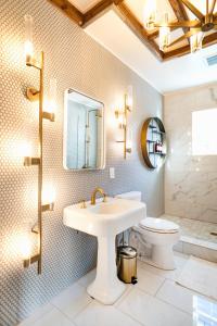 Billede fra billedgalleriet på Designer Farmhouse -Hot Tub -Sunset Porch -Firepit i Roxbury