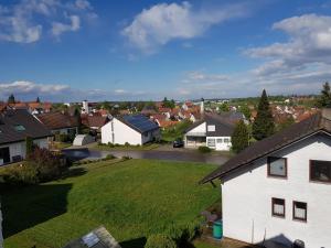 eine Luftansicht eines Vororts mit Häusern in der Unterkunft ALB-Wohnung - Schwäbische Alb in Heroldstatt