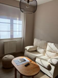 sala de estar con sofá y mesa de centro en A Casa da Fonte, en Santa Eulalia de Oscos