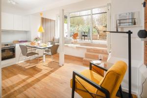 诺德奈Storchennest Norderney的配有桌椅的厨房和客厅