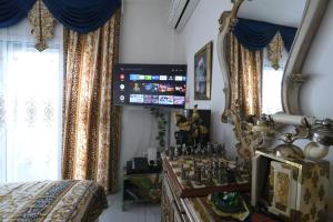 Televízia a/alebo spoločenská miestnosť v ubytovaní Villa Panorama, now a Smart Home