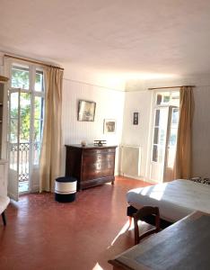sypialnia z łóżkiem i drewnianą komodą w obiekcie Le Mas Palegry Chambres d'hôtes Perpignan w Perpignanie