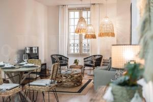 salon ze stołem i krzesłami w obiekcie Lovely Boho apartment with parking - Historic Center by REMS w Maladze