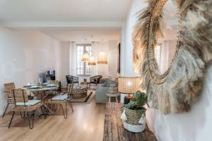 salon z kanapą, stołem i krzesłami w obiekcie Lovely Boho apartment with parking - Historic Center by REMS w Maladze