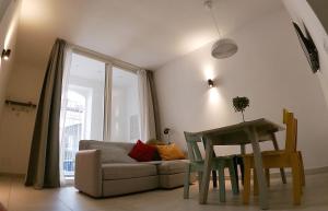 un salon avec une table et un canapé dans l'établissement Casa ABBATUZZU, à Acireale