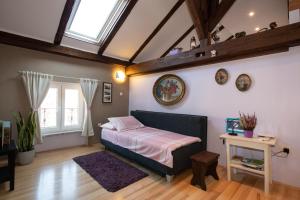 una camera da letto con un letto con lenzuola rosa e una finestra di Apartment Vanja a Opatija