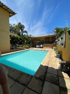 una piscina en el patio trasero de una casa en Búzios com Estilo, en Búzios