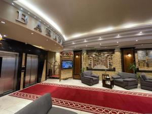 sala de estar amplia con sofás y TV en فندق بردى, en Qaryat al Bulush