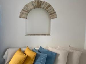 eine Reihe von Kissen auf einer Couch mit Spiegel in der Unterkunft Casa del Olivo by Casitasconencantoes in Medina-Sidonia + 6 Fotos