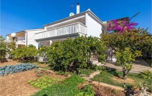 Κήπος έξω από το Cozy Apartment In Poljica