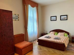 1 dormitorio con cama y ventana grande en Party Villa Holiday Rent Balatonfoldvar en Balatonföldvár