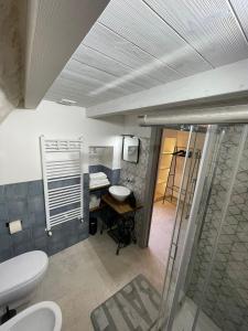 uma casa de banho com um WC e um lavatório. em Dimora San Nicola em Locorotondo
