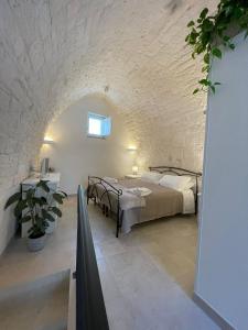 um quarto com 2 camas numa parede de tijolos em Dimora San Nicola em Locorotondo
