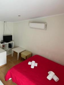 - une chambre avec un lit rouge et une couverture rouge dans l'établissement Casa Da Baixa, à Faro