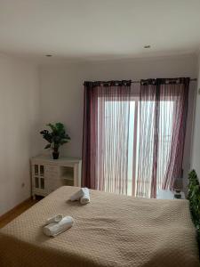 ein Schlafzimmer mit einem Bett mit zwei Handtüchern darauf in der Unterkunft Casa Da Baixa in Faro + 10 Fotos