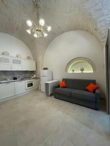 uma sala de estar com um sofá e uma cozinha em Dimora San Nicola em Locorotondo